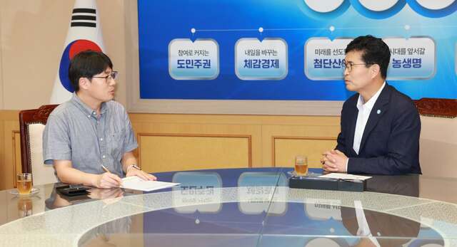 지난달 13일 도청 도지사실에서 김진규 전북대병원 교수(왼쪽)와 이원택 전북도지사가 NICU 운영 관련 면담을 하고 있다./이원택 도지사 페이스북