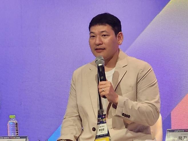 홍 교수는 범용 도구를 활용하는 것과 새로운 연구를 수행하는 것은 구분해야 한다고 말했다. 이미 구현된 기능을 사용하는 수준에서는 내부 원리를 몰라도 일정한 결과를 얻을 수 있다. 그러나 기존 방법이 해결하지 못한 문제를 발견하고 알고리즘을 수정하려면 라이브러리 안에서 무엇이 작동하는지 알아야 한다는 것이다. (사진=테크42)