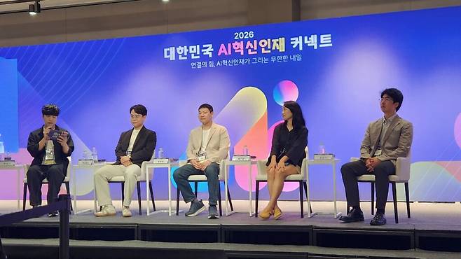 이날 패널들의 의견을 종합하면, AI는 과학자가 살펴볼 수 있는 후보의 범위를 넓히고 발견에 걸리는 시간을 줄였다. 그러나 후보가 과학적 사실이나 산업적 성과가 되려면 이론과 가설, 실제 관측과 실험, 연구자의 판단을 거쳐야 한다. 탐색 속도가 빨라졌다고 사람이 수행해야 하는 검증의 문턱까지 낮아진 것은 아니다는 말이다. (사진=테크42)