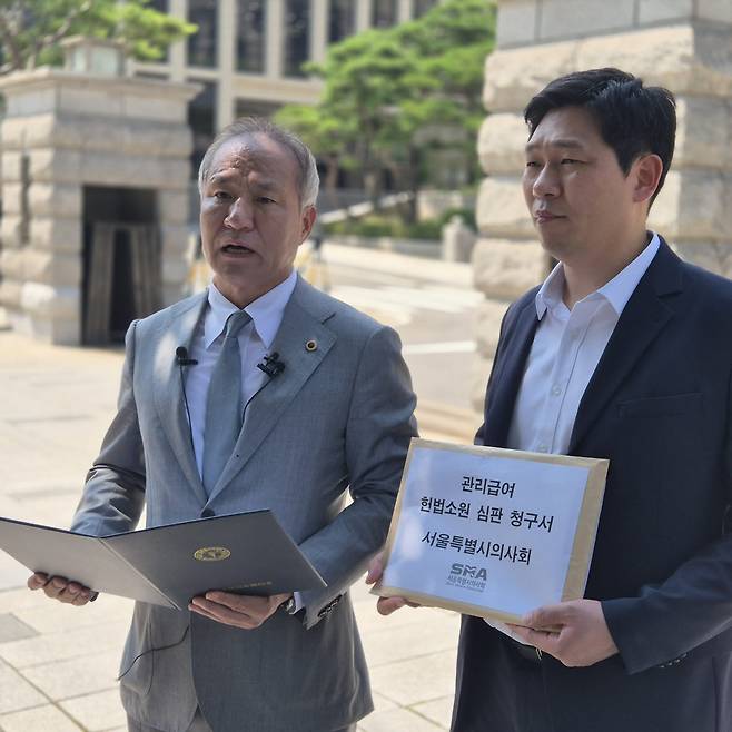 황규석 서울시의사회장(왼쪽)이 지난 3일 헌법재판소 앞에서 관리급여 제도에 대한 헌법소원심판 청구 취지를 설명하고 있다.(사진=서울시의사회)