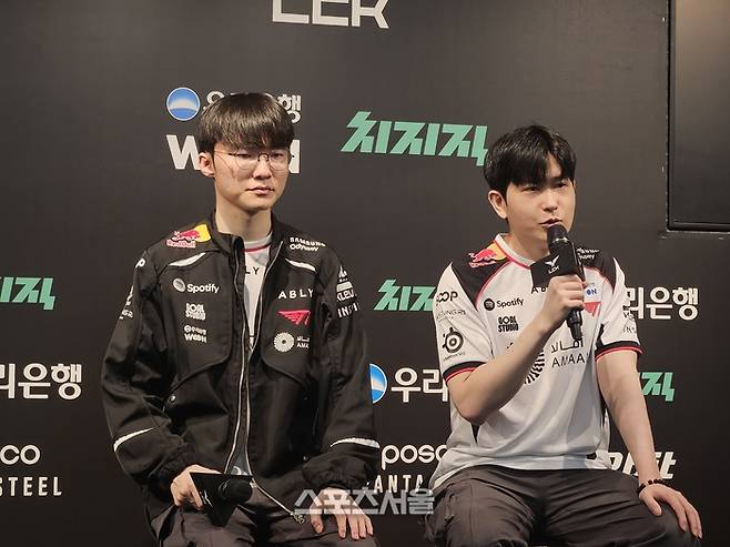 T1 ‘페이커’ 이상혁(왼쪽)과 ‘톰’ 임재현 감독대행이 6일 서울 종로구 그랑서울 치지직 LoL 파크에서 열린 2026 리그 오브 레전드 챔피언스 코리아(LCK) 정규시즌 레전드그룹 디플러스 기아전 승리 후 취재진 인터뷰에 임하고 있다. 종로 | 강윤식 기자 skywalker@sportsseoul.com