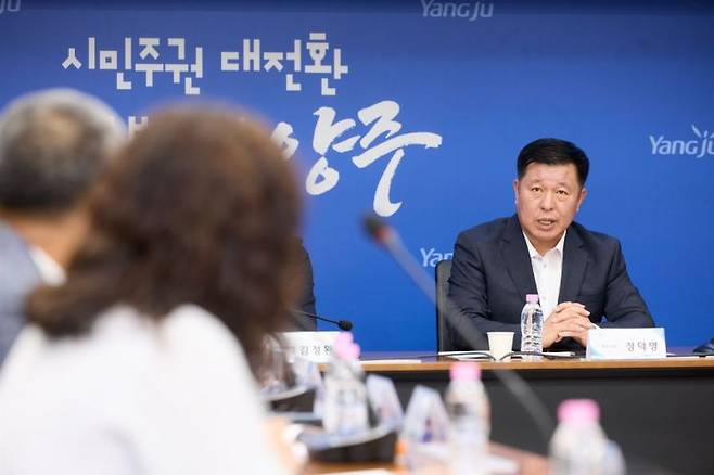 정덕영 경기 양주시장이 민선 9기 출범과 함께 공직사회의 오랜 관행인 '보고서와 격식'부터 걷어내는 행정 실험에 나섰다. 사진은 지난 7월 7일 열린 양주시 전체 간부회의 모습. 양주시 제공