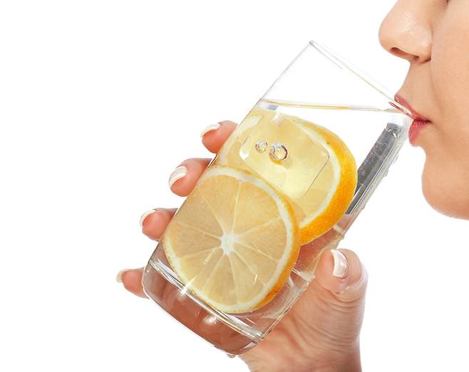 미국 영양사 돈 메닝은 "가당 음료를 레몬 물로 바꾸면 음료를 통해 섭취하는 열량을 줄일 수 있다"고 했다./사진=클립아트코리아