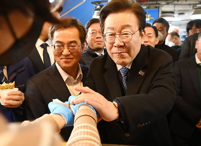 2024년 11월 21일 당시 이재명 더불어민주당 대표와 김동연 당시 경기도지사가 경기 수원시 팔달구 못골시장을 찾아 소상공인들과 인사를 나누고 있다. 뉴스1