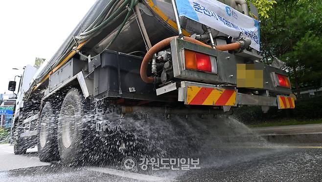 ▲ 전국적으로 폭염이 이어지며 지방자치단체들이 시민안전대책을 시행하고 있는 가운데 지난달 30일 춘천 온의동에서 살수차가 도로에 물을 뿌리고 있다. 김정호 기자