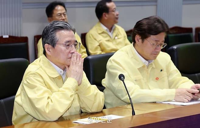 김용범 정책실장이 6일 정부서울청사 중앙재난안전상황실 서울상황센터에서 열린 폭염·가뭄 대처상황 점검회의에서 자리에 앉아 있다. 청와대사진기자단
