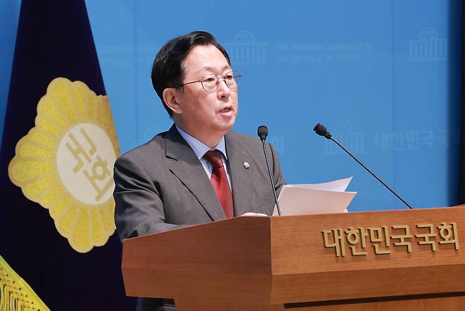 유용원 국민의힘 의원이 7일 국회에서 기자회견을 열고 발언하고 있다. 연합뉴스
