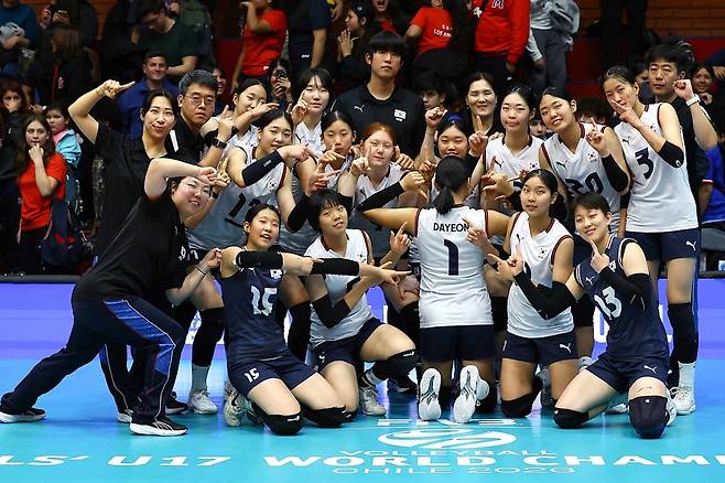 7일 세계선수권 대회 조별리그 D조 1차전에서 푸에르토리코를 3대 1로 꺾은 17세 이하 여자 배구대표팀. 국제배구연맹(FIVB) 제공