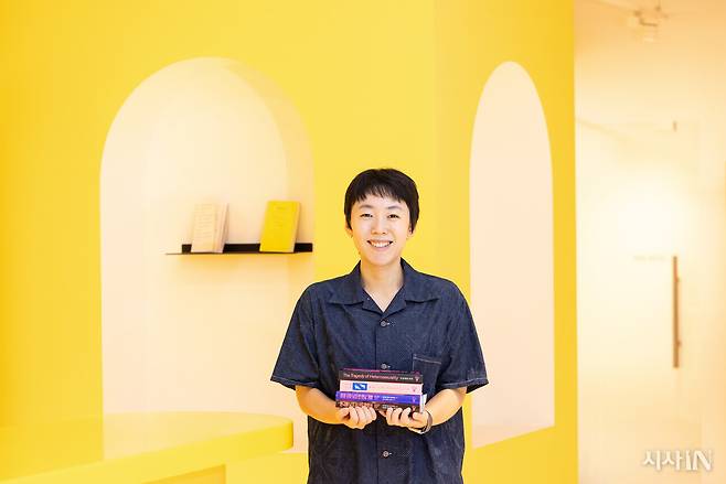 7월20일 서울 마포구에서 만난 민지형 라우더북스 대표가 출간한 책들을 들고 있다. ⓒ김흥구