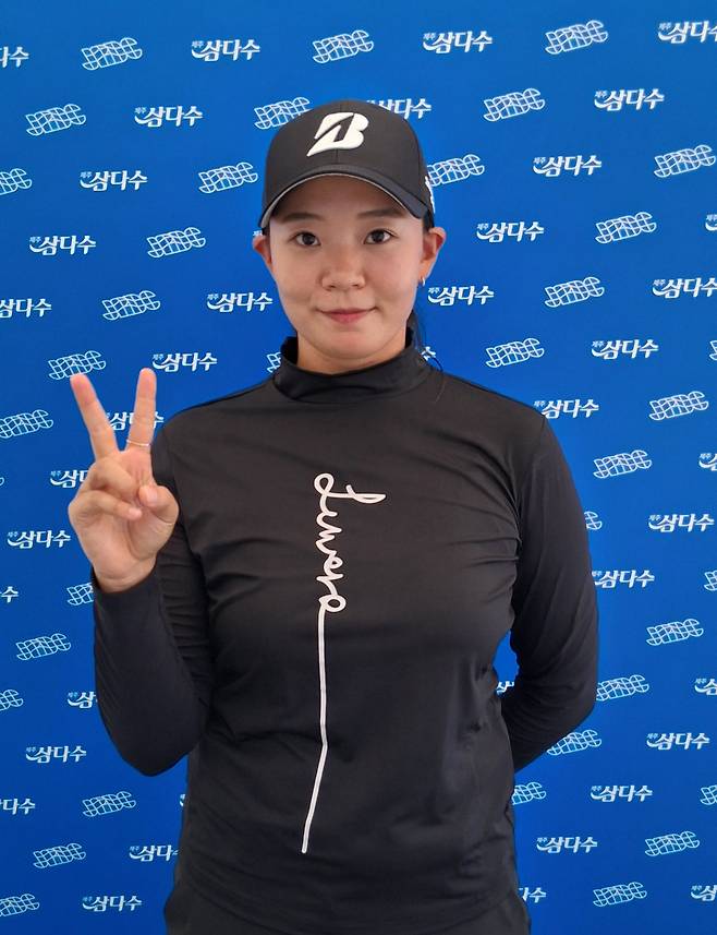 강수은이 6일 제주 서귀포시 테디밸리 골프&리조트에서 열린 KLPGA 투어 제주삼다수 마스터스 1라운드를 마친 뒤 인터뷰를 하면서 포즈를 취하고 있다. KLPGA 제공