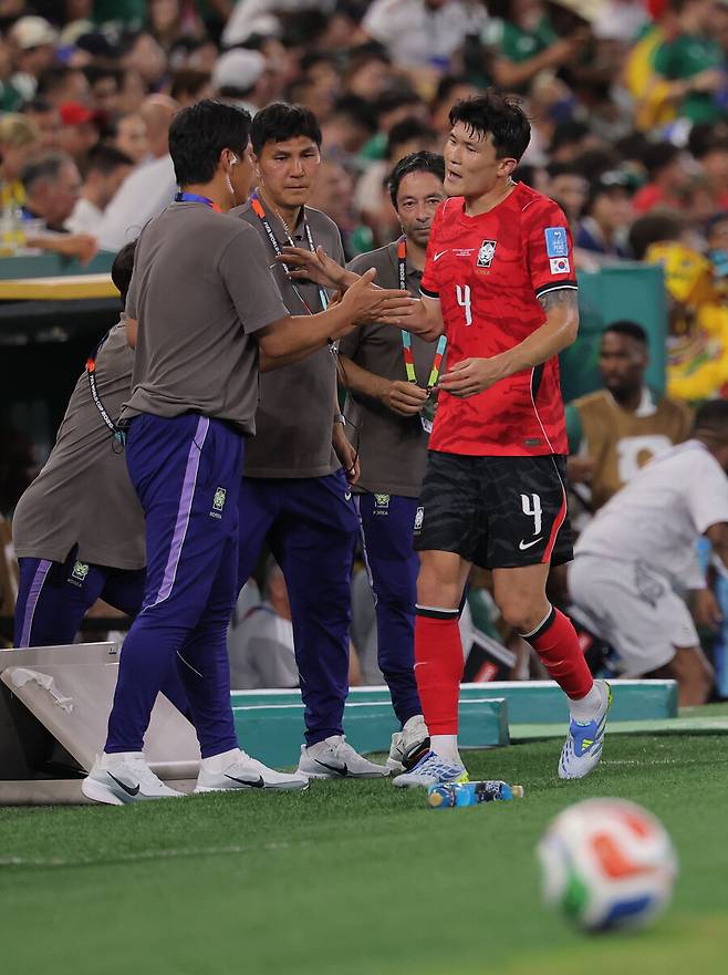 ▲ '지고 있는데 왜 수비수를 넣어' 김민재는 멕시코 몬테레이에서 열렸던 2026 국제축구연맹(FIFA) 북중미월드컵 A조 조별리그 최종전 남아프리카공화국전에서 종아리가 불편해 교체되는 과정에서 코칭 스태프에게 두 손을 벌려 강하게 항의했다. 월드컵이 끝난 뒤 알게 된 사실은 '공격수를 투입해라'고 말한 것이었다 ⓒ연합뉴스