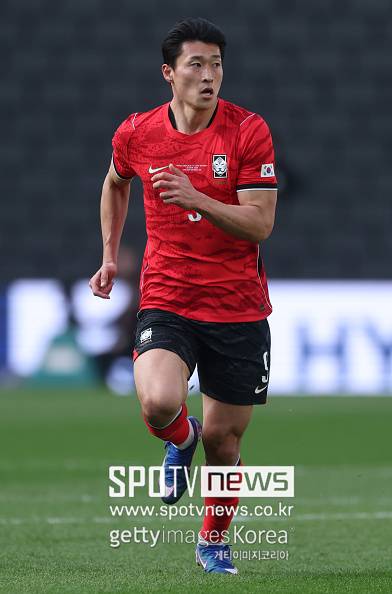 실제 남아공전에서 0-1로 뒤지고 있던 하이드레이션 브레이크 타임에 이강인이 김진규 코치에게 “조규성을 넣어야 한다”라고 말한 게 온라인상에서 ‘짤’로 돌아 화제가 되기도 했다.