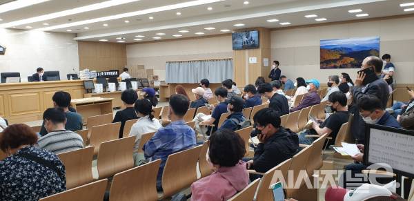 수원지방법원 입찰법정에서 응찰자들이 집행관의 낙찰가액 발표를 기다리고 있다. / 사진=시사저널e DB