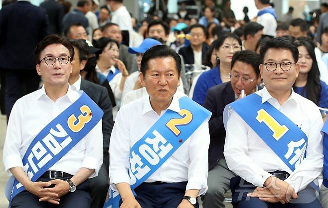 8일 제주시 헤리티크 제주에서 열린 더불어민주당 제3차 정기전국당원대회 당대표·최고위원 후보자 제주 합동연설회에서 당대표 후보들이 나란히 앉아 있다. 왼쪽부터 김민석, 정청래. 송영길 후보. 2026.8.8 ⓒ 뉴스1 강승남 기자