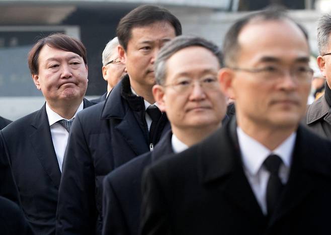 문무일(맨 오른쪽) 전 검찰총장이 2018년 1월 서울 동작구 현충원을 찾아 검찰 수뇌부와 참배를 마치고 이동하고 있다. 이듬해인 2019년 6월 문재인 전 대통령은 차기 검찰총장 후보자로 윤석열 전 대통령(왼쪽 끝·당시 서울중앙지검장)을 내정하게 된다. 연합뉴스