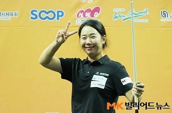‘워킹맘’ 이보라가 25일 인천 남동체육관에서 열린 ‘제5회 인천광역시장배 전국당구대회’ 여자3쿠션 결승전에서 김하은을 꺾고 전국대회 첫 정상에 올랐다. 우승을 확정한 이보라가 승리의 브이(V) 자를 펴보이고 있다.