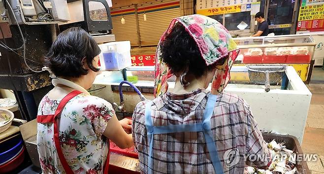 경남 양산 42.5도…얼음과 손수건 (양산=연합뉴스) 김동민 기자 = 경남 양산지역 낮 최고기온이 42.5도를 기록한 2일 오후 양산시 양산남부시장에서 한 상인은 목에 얼음 밴드를 걸고, 다른 상인은 머리 위에 손수건을 올려놓고 일하고 있다. 2026.8.2 image@yna.co.kr