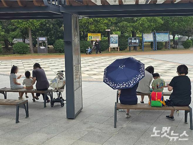 폭염의 기세가 한풀 꺾인 9일 오후 부산 남구의 한 공원을 방문한 시민들. 송호재 기자