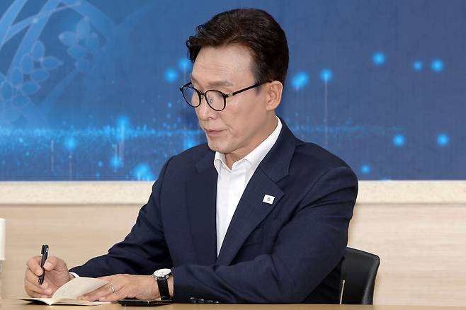 더불어민주당 김민석 당 대표 후보가 7일 전남광주 무안군 농협중앙회 전남지역본부에서 열린 전남농협도운영협의회에서 참석자의 발언을 적고 있다. 연합뉴스