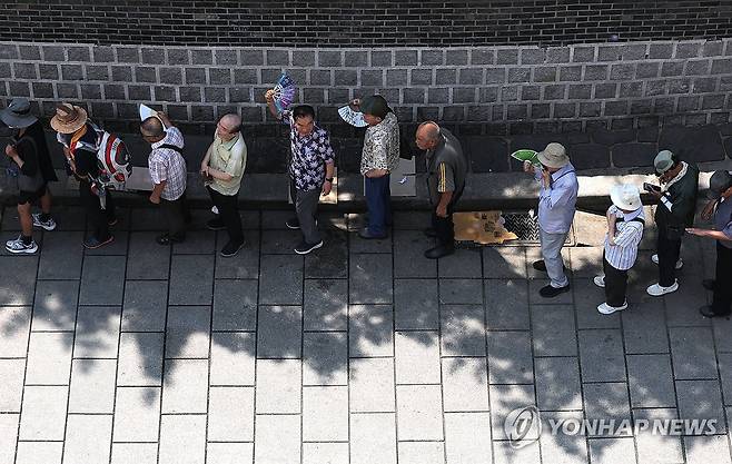 폭염 속 끼니 해결 (서울=연합뉴스) 류영석 기자 = 폭염이 계속되는 3일 서울 종로구 탑골공원 인근에서 노인들이 무료 급식을 받기 위해 줄을 서 있다. 2026.8.3 ondol@yna.co.kr