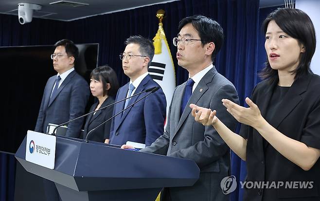 중대범죄수사청 개청 진행 상황 브리핑 (서울=연합뉴스) 안정원 기자 = 김민재 행정안전부 차관이 4일 서울 종로구 정부서울청사에서 중대범죄수사청 개청 진행 상황 관련 브리핑을 하고 있다. 2026.8.4 jeong@yna.co.kr