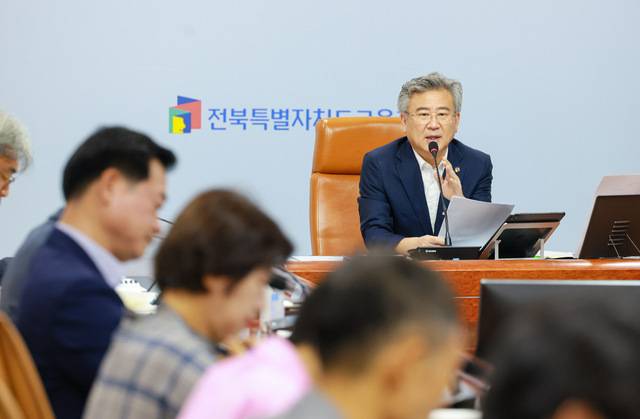 전북교육청은 10일 천호성 교육감 주재로 8월 둘째 주 주간정책회의를 열고 대변인실을 비롯한 15개 부서·기관의 하반기 주요 업무를 점검했다. /전북교육청 제공