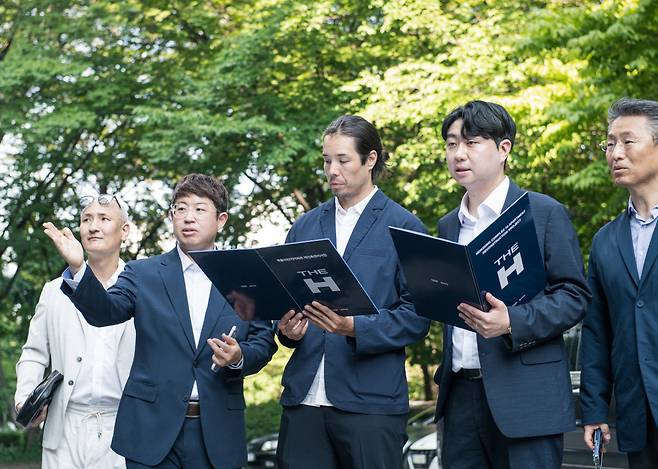 목동10단지 방문한 건축설계사 모포시스 관계자들 모습.(사진제공=현대건설)
