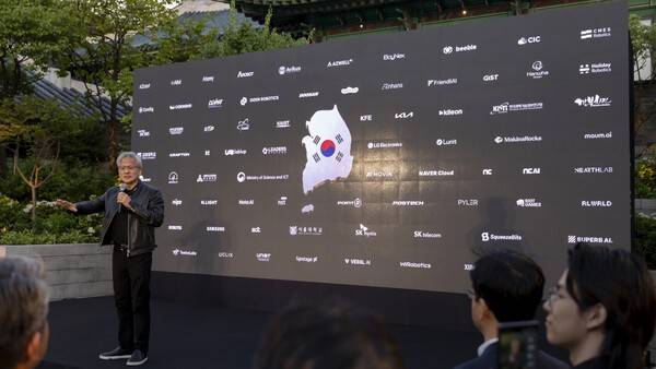 젠슨 황 엔비디아 최고경영자(CEO)가 6월 8일 서울 중구 신라호텔에서 열린 '엔비디아 코리아 AI 에코시스템 리셉션'에서 발언하고 있다. /연합뉴스