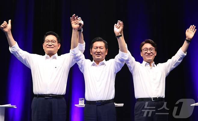 전남광주통합특별시 서구 KBC 광주방송에서 10일 열린 더불어민주당 당대표 후보 TV 토론회에서 송영길·정청래·김민석 후보가 기념촬영을 하고 있다. 2026.8.10 ⓒ 뉴스1 안재영 기자