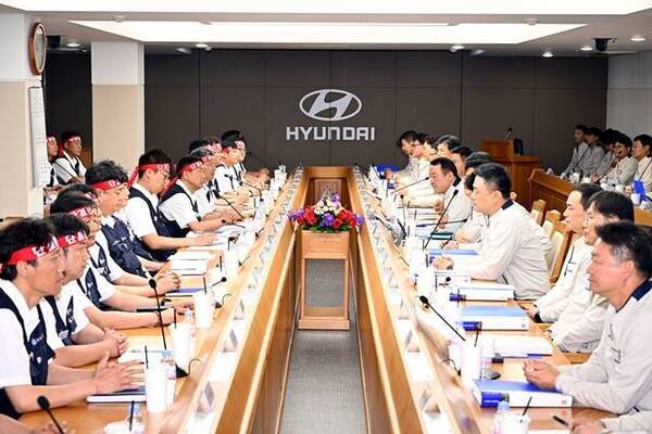 현대차 노조가 추가 파업을 논의한다. 사진은 현대차 노사가 울산공장 본관 동행룸에서 임금 및 단체협약을 위한 상견례를 하는 모습 / 현대차 제공