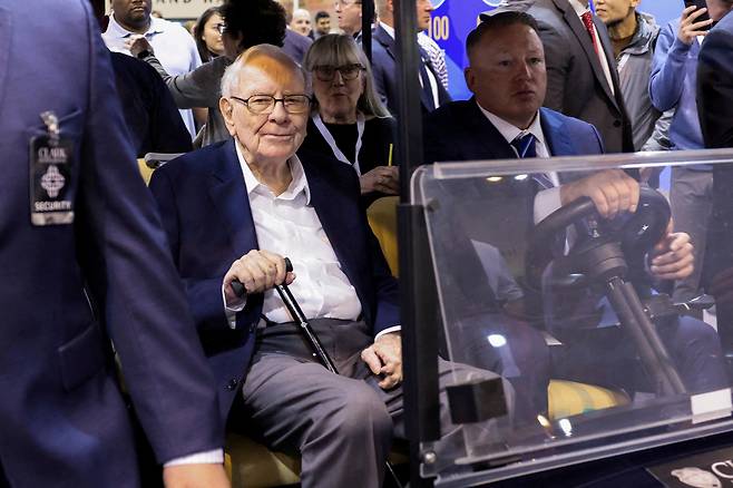 <YONHAP PHOTO-0013> FILE PHOTO: Berkshire Hathaway Chairman Warren Buffett attends the Berkshire Hathaway Inc annual shareholders' meeting in Omaha, Nebraska, U.S., May 3, 2024. REUTERS/Scott Morgan//File Photo/2026-08-09 00:06:06/<저작권자 ⓒ 1980-2026 ㈜연합뉴스. 무단 전재 재배포 금지, AI 학습 및 활용 금지>