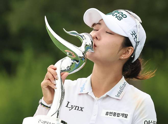 장은수가 9일 끝난 한국여자프로골프(KLPGA)투어 제주 삼다수 마스터스에서 정상에 오른 뒤 우승 트로피에 입을 맞추고 있다. 장은수는 2017년 KLPGA투어 데뷔 후 9년 4개월 3일 만에 첫 우승을 차지했다. KLPGA투어 제공