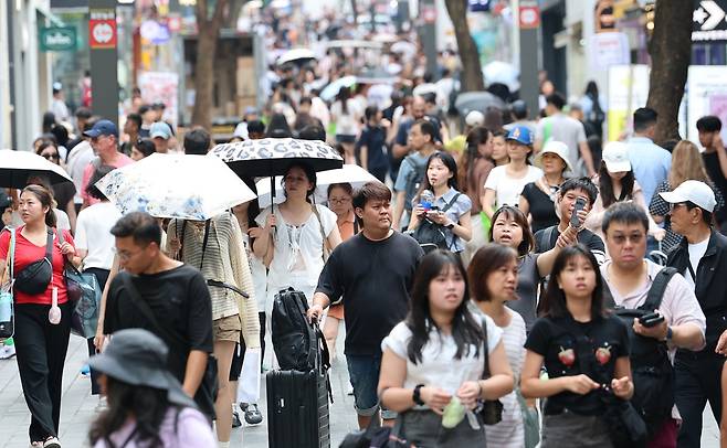 올해 상반기 한국을 찾은 외국인 관광객이 전년 대비 21.3% 늘어난 1071만 명을 넘어섰다. 사진은 28일 오후 서울 중구 명동거리를 찾은 외국인관광객들 모습. 뉴스1
