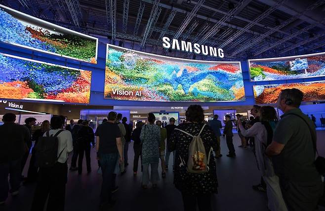 지난해 IFA 2025가 열린 독일 베를린 메세 베를린(Messe Berlin)에 마련된 '시티 큐브 베를린(City Cube Berlin)' 삼성전자 전시관에서 관람객들이 다양한 제품과 솔루션들을 체험하고 있다. 삼성전자 제공