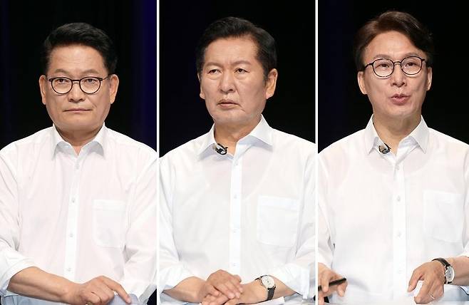 더불어민주당 대표 후보들이 10일 전남광주 서구 KBC에서 열린 TV 토론회를 준비하고 있다. 왼쪽부터 송영길, 정청래, 김민석 후보. 연합뉴스