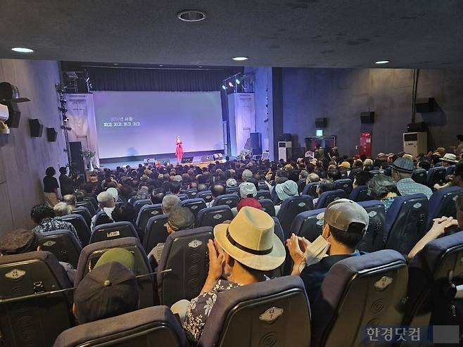 10일 오후 1시경 서울 종로구 낙원동 허리우드영화관(실버영화관)에서 진행하는 공연이 매진된 걸 넘어, 입석 관객도 있을 만큼 인기를 끌고 있다. /사진=박수빈 기자