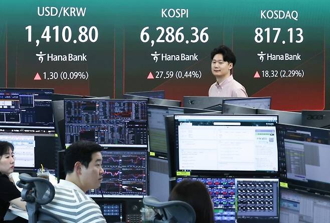 10일 오전 서울 중구 하나은행 딜링룸 전광판에 코스피 지수 등 시황이 표시되고 있다. 이날 코스피는 전 거래일 대비 47.56포인트(0.76%) 오른 6306.33으로 상승 출발했다. 2026.8.10/뉴스1