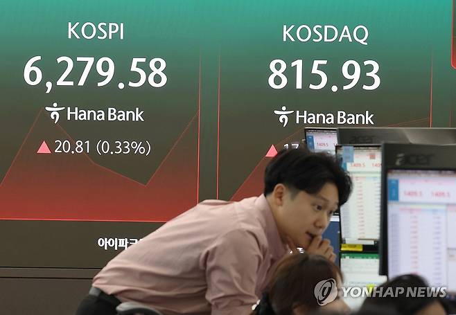 월요일 아침 코스피는 (서울=연합뉴스) 서명곤 기자 = 코스피가 상승 출발한 10일 서울 중구 하나은행 딜링룸 전광판에 코스피, 코스닥 지수가 표시돼있다. 2026.8.10 seephoto@yna.co.kr