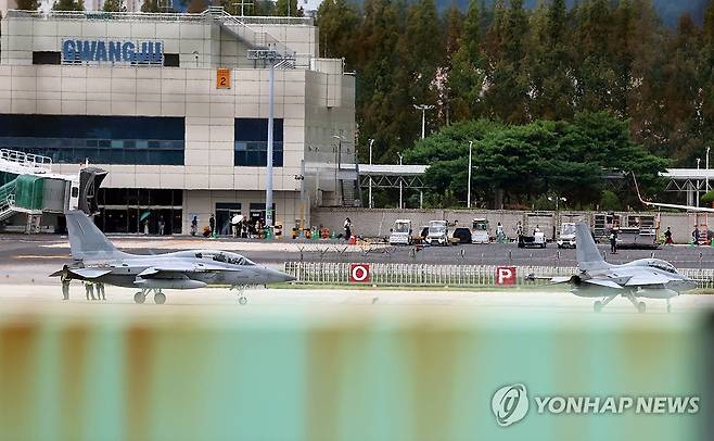 광주군공항 기능 他기지로 임시배치 (전남광주=연합뉴스) 조남수 기자 = 10일 청와대에서 열린 '메가프로젝트 민관합동 2차 점검 회의'에서 이재명 대통령은 호남 반도체 클러스터 부지로 지정된 광주 군 공항 부지와 관련해 "국방부는 2028년 중순까지 광주기지의 기능을 다른 군 공항으로 임시 배치, 광주 군 공항 기지가 반도체 산업단지로 조기에 활용될 수 있도록 조치해달라"고 지시했다. 사진은 이날 광주 군 공항에서 이륙 준비 중인 제1전투비행단 전투기 모습. 2026.8.10 iso64@yna.co.kr