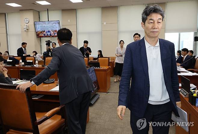 선관위 국조특위, 재검표 현장검증 날짜 잡지 못하고 또 정회 (서울=연합뉴스) 이동해 기자 = 윤건영 여당 간사가 10일 국회에서 정회된 '제9회 전국동시지방선거 투표용지 부족 사태 등 국민 참정권 침해 진상규명 및 선거관리 개혁을 위한 국정조사 특별위원회' 제3차 청문회에서 회의실을 나서고 있다. 2026.8.10 eastsea@yna.co.kr