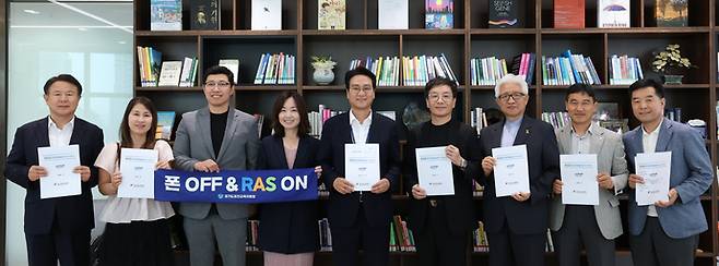 안민석 경기도교육감(가운데)이 지난 10일 제4호 결재로 'RAS(Reading·Arts·Sports) 경기 문예체 교육'에 서명한 후 기념촬영을 하고 있다. 사진=경기도교육청