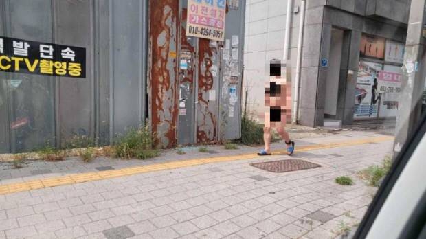 지난 10일 오후 대구도시철도 1호선 동구청역 인근 거리에서 A씨가 위치추적 전자장치(전자발찌)를 착용한 채 나체로 활보하고 있다. 온라인 커뮤니티 캡처