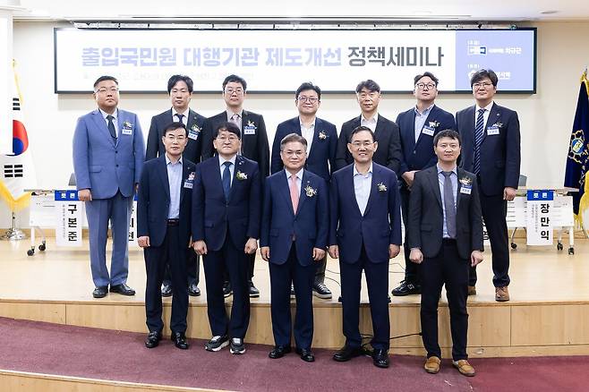 차규근 조국혁신당 의원과 윤승규 대한행정사회장 등 참석자들이 8월 10일 서울 여의도동 국회의원회관에서 열린 '출입국민원 대행기관 제도개선 정책세미나'에서 기념사진을 촬영하고 있다. 대한행정사회 제공