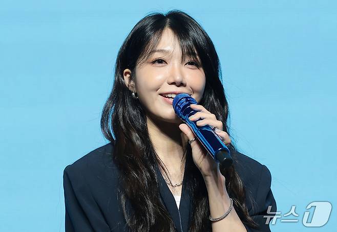 가수 정은지가 지난 6일 서울 슈피겐홀에서 열린 미니 5집 '서머, 아이'(Summer, I) 발매 기념 음악감상회에서 수록곡을 소개하고 있다. 2026.8.11 ⓒ 뉴스1 권현진 기자