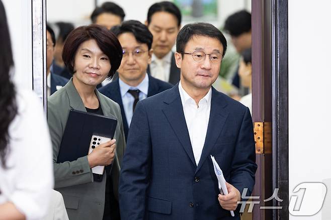 한병도 더불어민주당 당대표 직무대행 겸 원내대표와 한정애 정책위의장이 11일 서울 여의도 국회에서 열린 원내대책회의에 참석하고 있다. 2026.8.11 ⓒ 뉴스1 유승관 기자