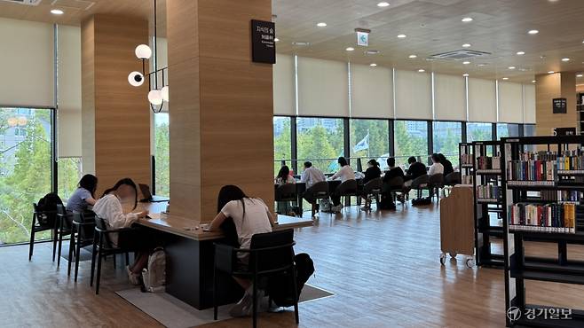 11일 오전 10시께 인천 연수구 송도국제도서관에 이용객들이 독서를 하고 있다. 함현철기자
