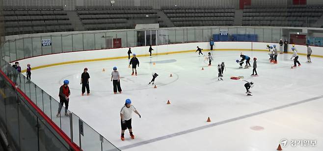 11일 오후 4시께 인천 연수구 선학국제빙상경기장을 찾은 이용객들이 스케이트를 타고 있다. 조병석기자