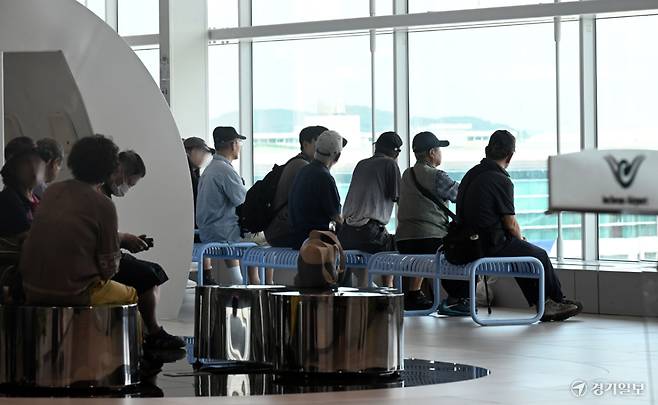 11일 오후 2시께 인천 영종구 인천공항 제2여객터미널 전망대에 어르신 방문객들이 앉아 이야기를 나누고 있다. 조병석기자
