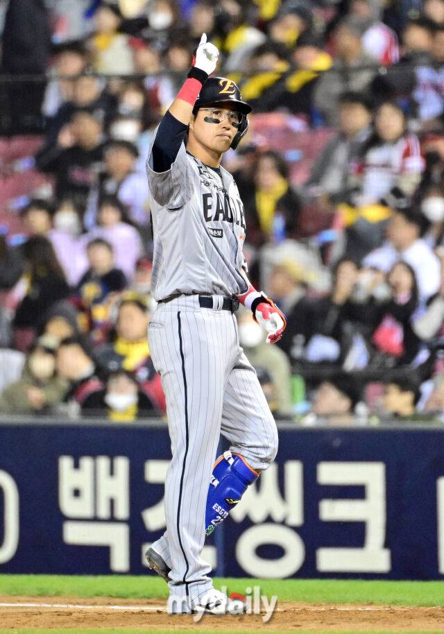 2026년 4월 21일 오후 서울 잠실구장에서 열린 '2026 신한 SOL KBO리그' 한화 이글스와 LG 트윈스의 경기 한화 채은성이 7회초 2사 2.3루서 2타점 동점 적시타를 친 뒤 기뻐하고 있다./마이데일리