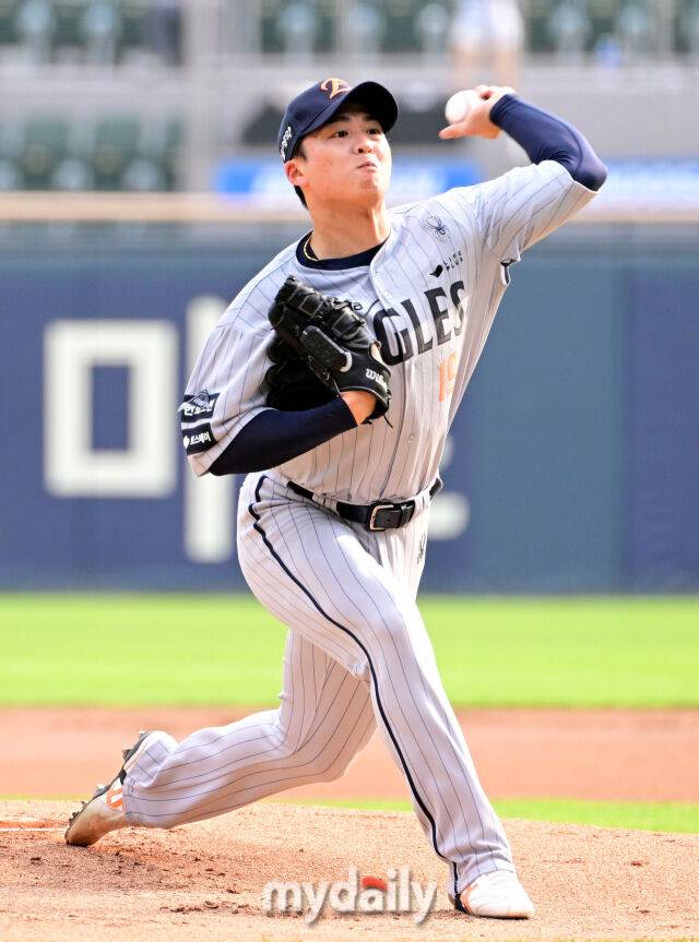 3일 오후 서울 잠실야구장에서 진행된 '2026 신한 SOL KBO 리그' 한화 이글스- 두산 베어스의 경기. 한화 선발 왕옌청이 역투를 펼치고 있다./마이데일리